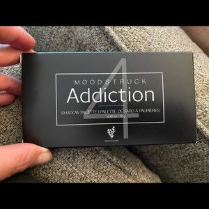 Younique Moonstruck Addiction Shadow Palette #4